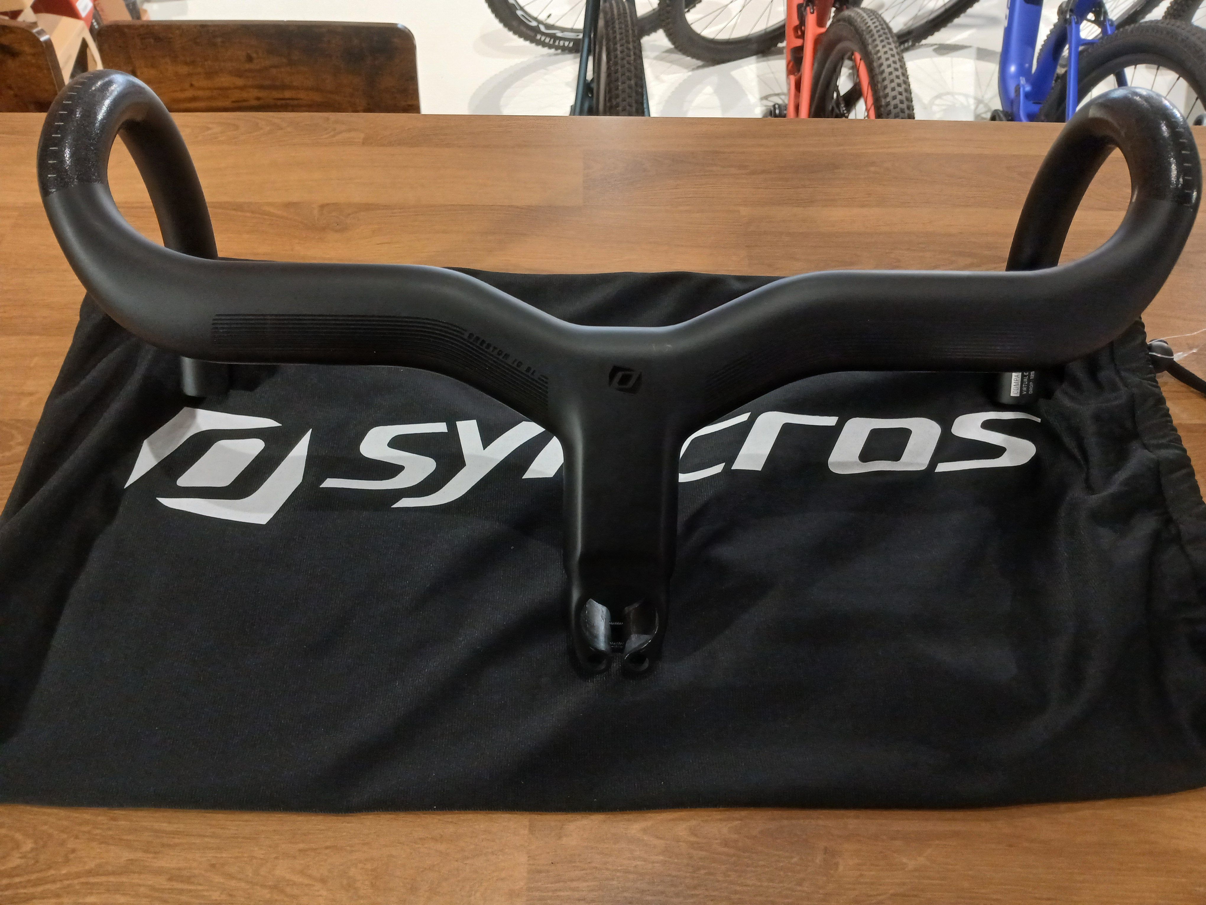 Cintre Combo / Cockpit SYNCROS Creston carbone, pour vélo route SCOTT.